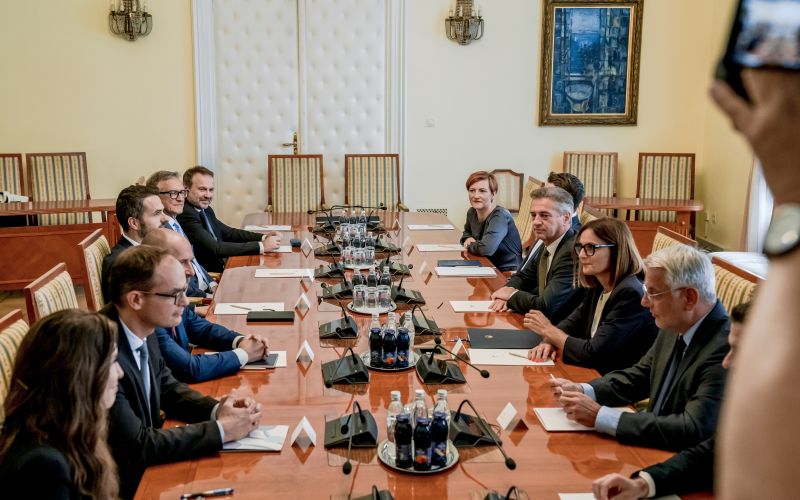 parlamentarni vrh sestanek strank.jpg