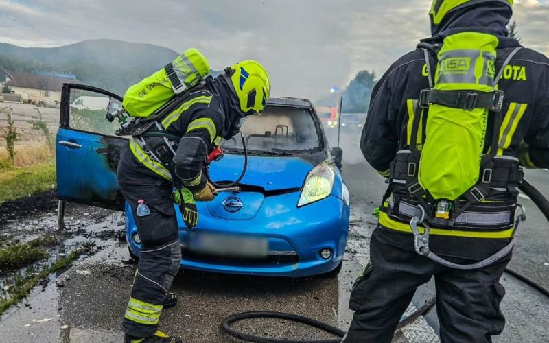 goreč avto, nissan leaf.jpg