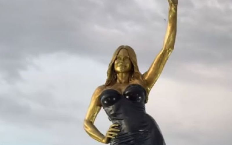 Sofia Vergara - Igralki Sofii Vergari so v njenem rojstnem kraju postavili kip.