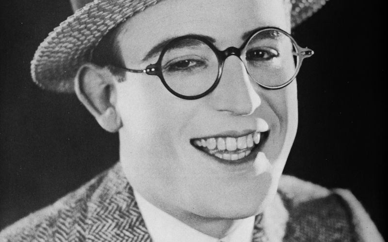 Harold Lloyd, eden od velike trojice nemega filma s Chaplinom in Keatonom, je bil tudi največji zasl