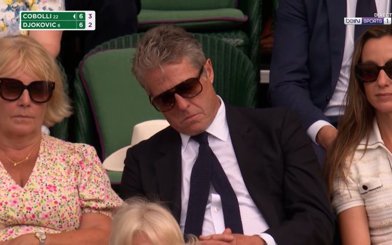 Hugh Grant - Granta so kamere ujele med dremežem – in trenutek je seveda postal viralen.