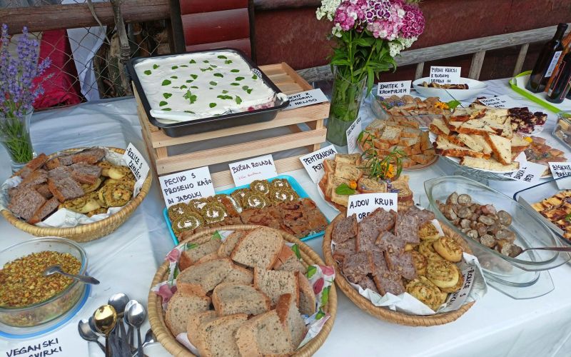 kuhinja veganski ocvirki in ostalo FOTO Sara Lipovšek_1.jpg