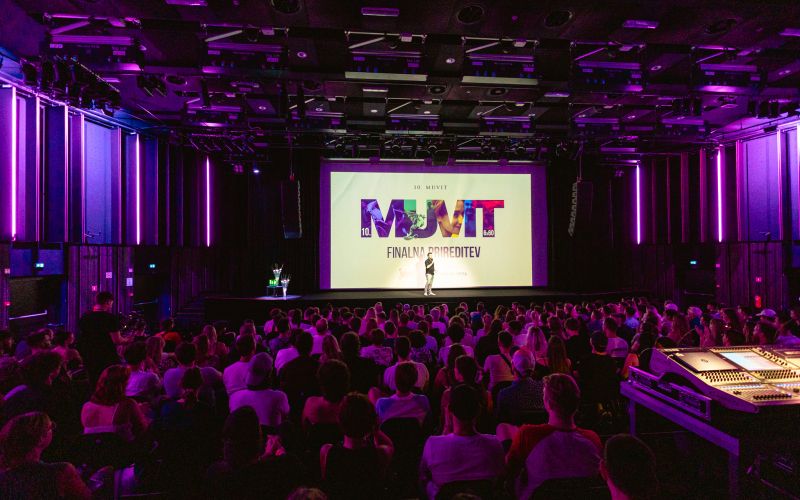 Občinstvo je leta 2023 v dvorani Kina Šiška je z zanimanjem spremljalo jubilejni maraton Muvit6x60.