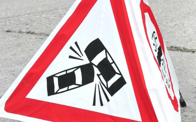 znak prometna nesreča.jpg