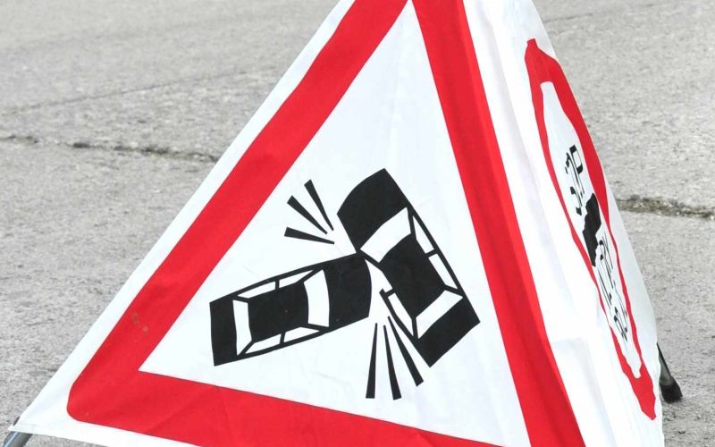 znak prometna nesreča.jpg