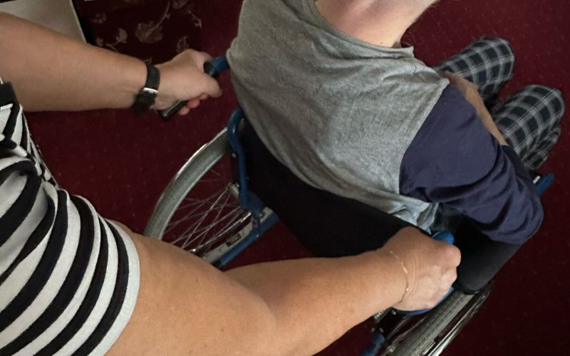 pomoč-na-domu, osebna-asistenca, invalid, tablete, bolniška-postelja