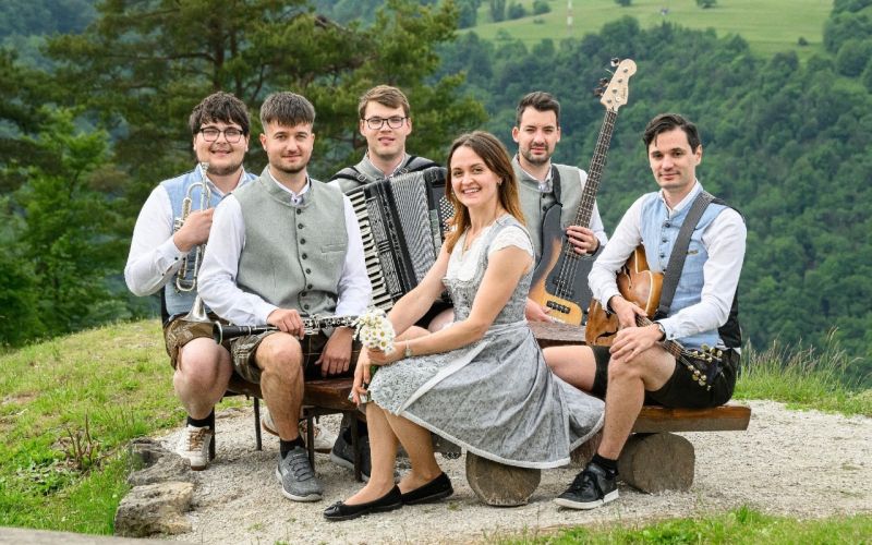 Ansambel Crklani predstavlja novo pesem Sanje otroštva.