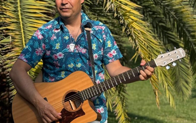 Leta 2017 je na Slovenski popevki nastopil s skladbo Dotik stare Ljubljane, za skladbo Mesto rož pa