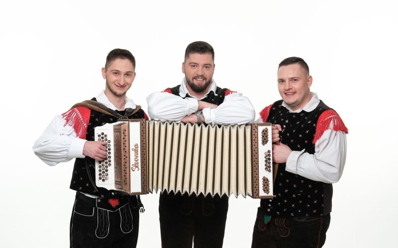 Njihovo poslanstvo je preprosto: deliti čustva, iskrenost in pristno veselje z ljudmi po vsej Sloven