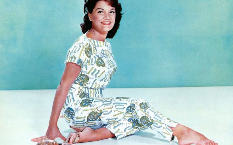 Connie Francis (1937–2025) je bila prva pop zvezdnica, ki se je vzpenjala hkrati z velikani kot so E