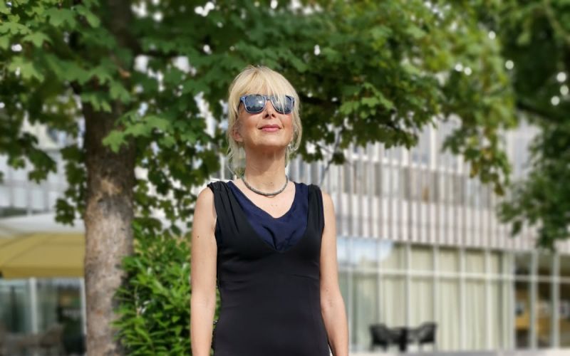 Včasih jo preseneti tudi kak nenavaden pogovor ali dogodek na ulici.