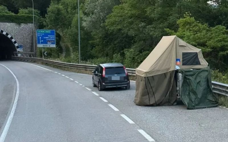 avtocesta, šotor, nemški turist, italija.jpg