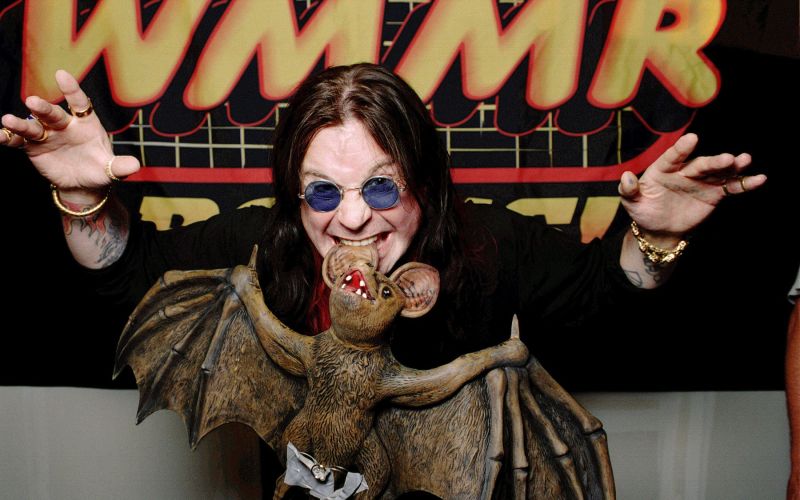 Incident z netopirjem je močno zaznamoval njegovo javno podobo.