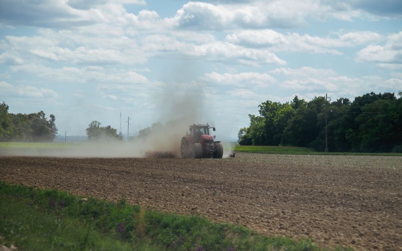 simbolična, traktor, kmetijstvo, oranje, pluženje, poljedelstvo, njiva, polje, prah
