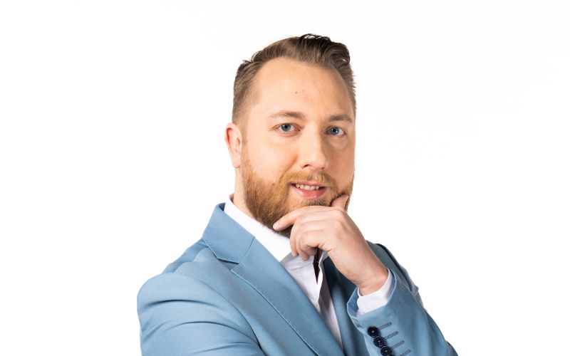 Aleksander Pozvek - Aleksander Pozvek je stand up komik, novinar oddaje Svet na Kanalu A in imitator