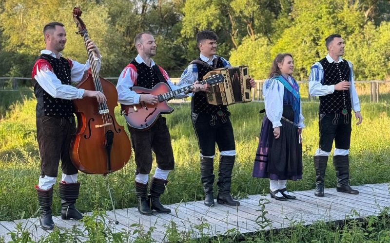Ansambel sestavljajo Lovro Šenk, Andrej Oblak, Martin Grdadolnik, Gašper Purkat in Neja Bohinc.
