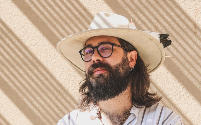 V življenju ne išče bližnjic – niti v glasbi.