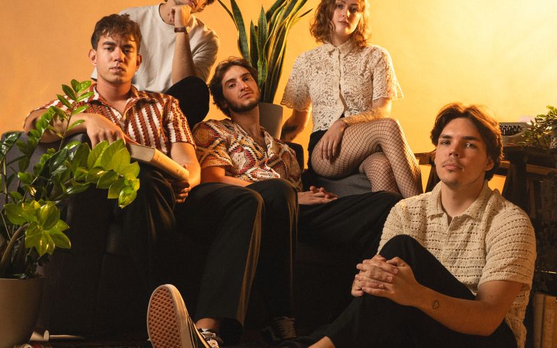 Skupino Regen sestavljajo Gaja Kuščer, Gašper Sedej, Jan Mori, Andraž Dražumerič in Filip Eisen