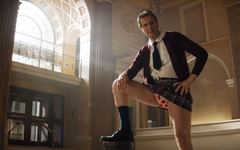 Gola pištola - !!! Neesonu se ni bilo niti za trenutek težko obleči v šolarko, predlagal je celo, da