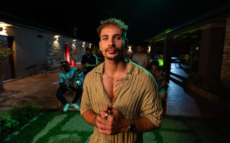 Žan Serčič bo turnejo 15 let navdiha, s katero praznuje 15-letnico glasbenega ustvarjanja in 30. roj