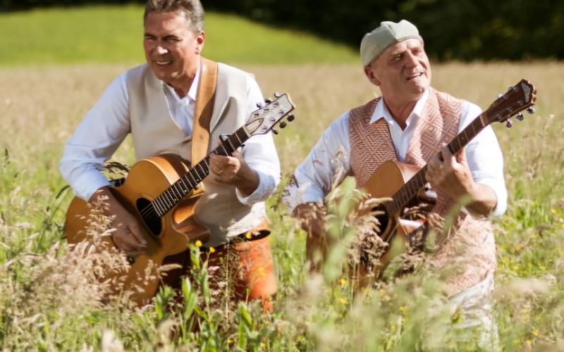 Z novo skladbo Dedka na svobodi dokazujeta, da nikoli ni prepozno za uresničevanje sanj in pisanje l