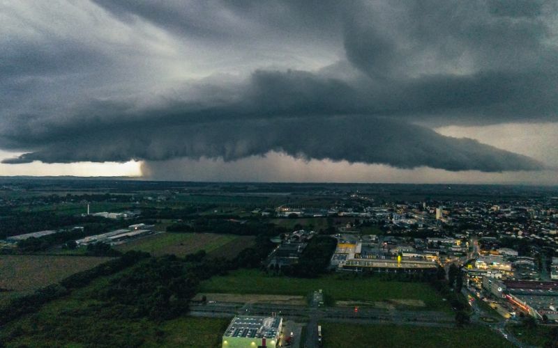 nevihta-avgust-2025, neurje, oblačno, dron, toča