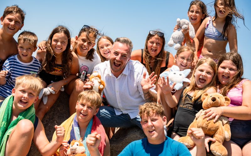 Dejan Dogaja z novo otroško pesmijo Veverička