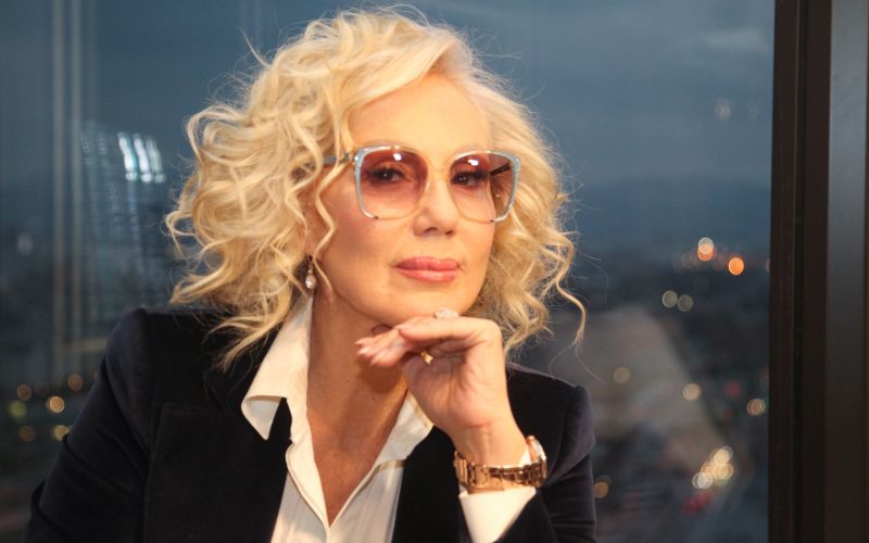 Lepa Brena - Lepa Brena se je uradno upokojila.