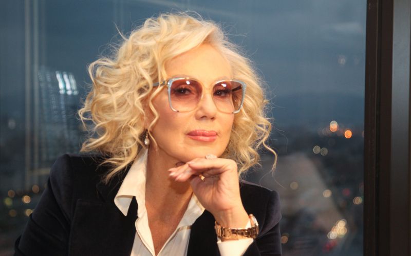 Lepa Brena - Lepa Brena se je uradno upokojila.