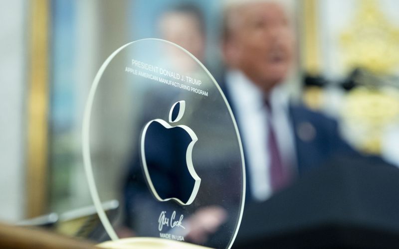 apple, donald-trump, tim-cook