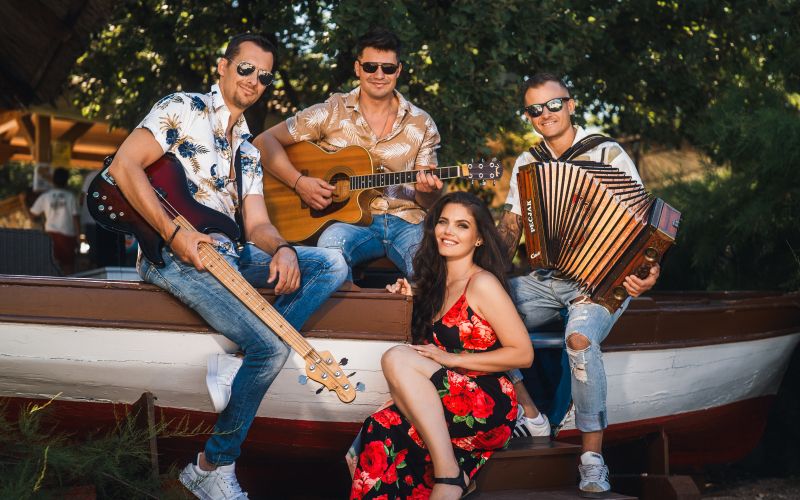 V glavni vlogi videozgodbe nastopa Patricija Finster, ki s svojo karizmo pričara zgodbo o pose