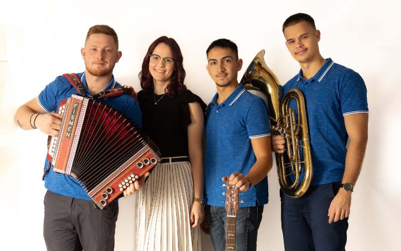 Ansambel Prleški zvoki sestavljajo: Patrik Ciglarič, Niko Klemen, Vid Munda in Kaja Kaučič, bodoča d