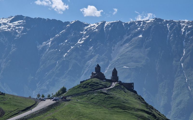 Gergeti Trinity Church - simbol Gruzije.jpg
