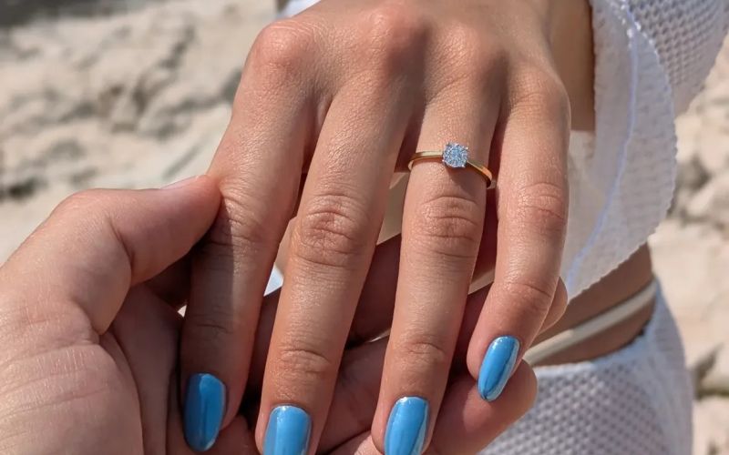 Martin je objavil fotografijo izbrankine roke in zaročnega prstana.