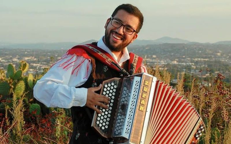 Brez slovenskih korenin popolnoma zaljubljen v harmoniko in Slovenijo
