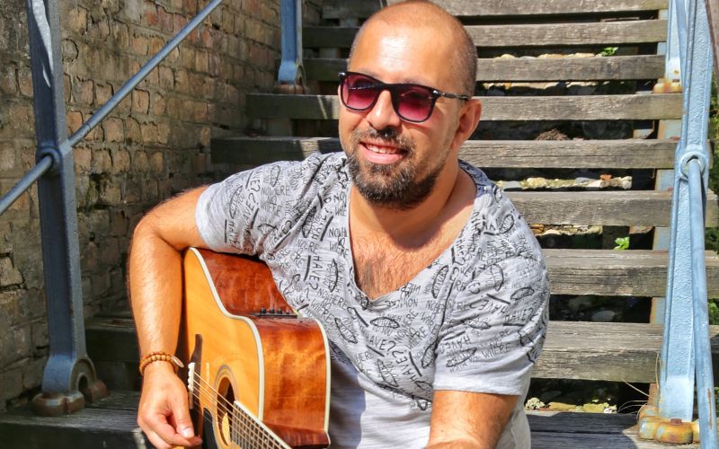 »Škoda mi je bila povzročena. Prebolel jo bom s pesmijo – kot vedno.«