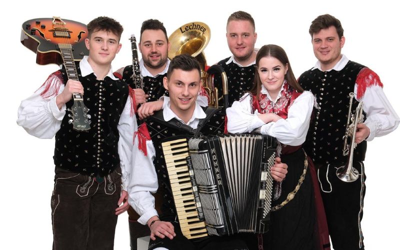 Ansambel Sladki greh sestavljajo Dejan Hren, Igor Sabadin, Nejc Težak, Staš Žabot, Rene Zamuda in pe