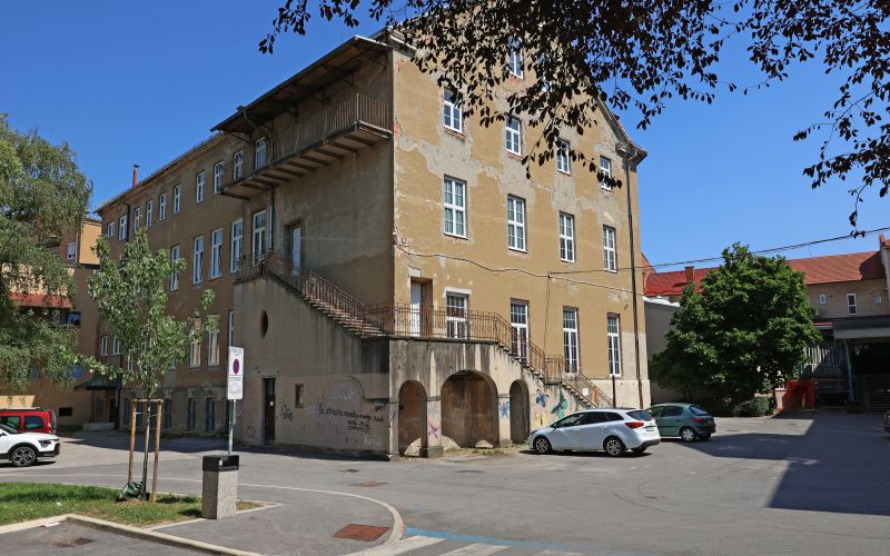 kajuhov dom 1.jpg