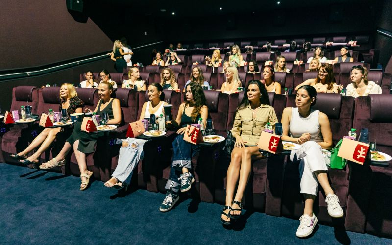 Popolna Zveza - 1!!! Damam so želeli predstaviti malce drugačno kino doživetje ...