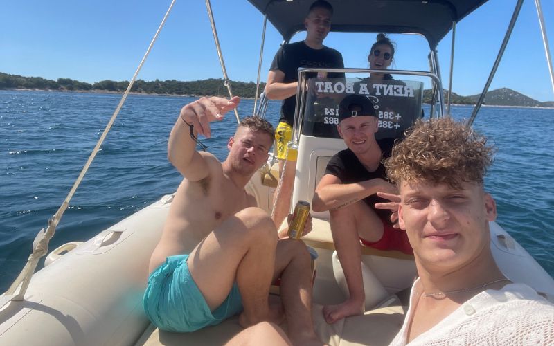 Bilo je kratko, a sladko. Jaka s prijatelji na dopustu.