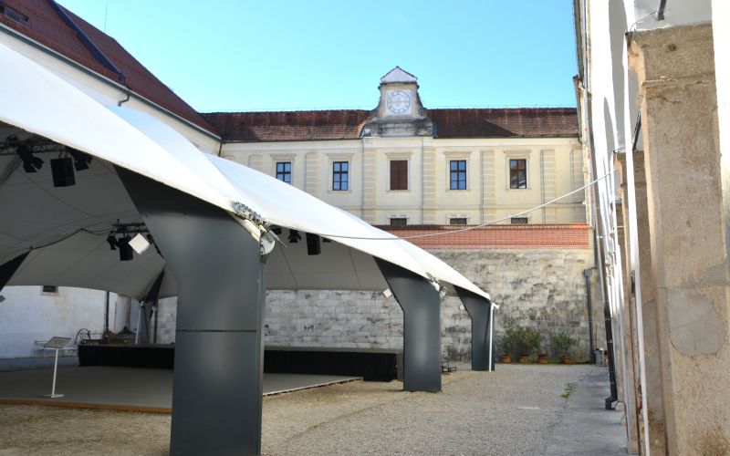 Grad Brezice paviljon.JPG