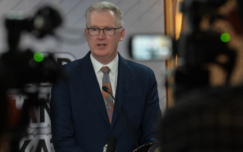 Avstralski notranji minister Tony Burke.jpg