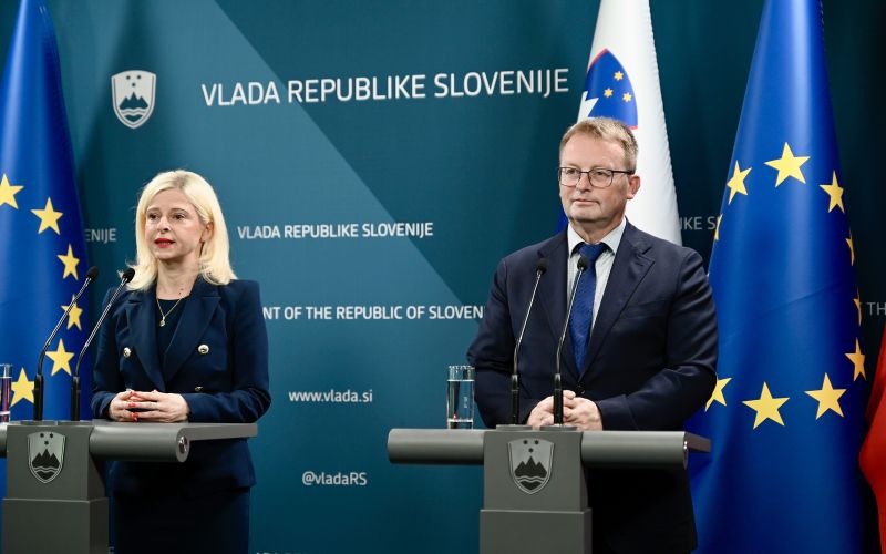 ministrica za digitalno preobrazbo mag. Ksenija Klampfer, generalni direktor Uprave RS za zaščito in reševanje Leon Behin.jpg