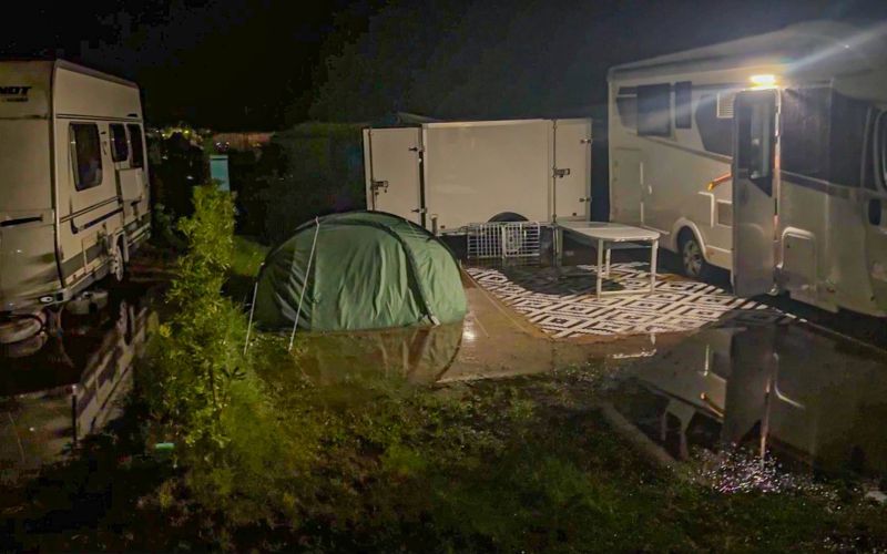 kamp naliv poplava