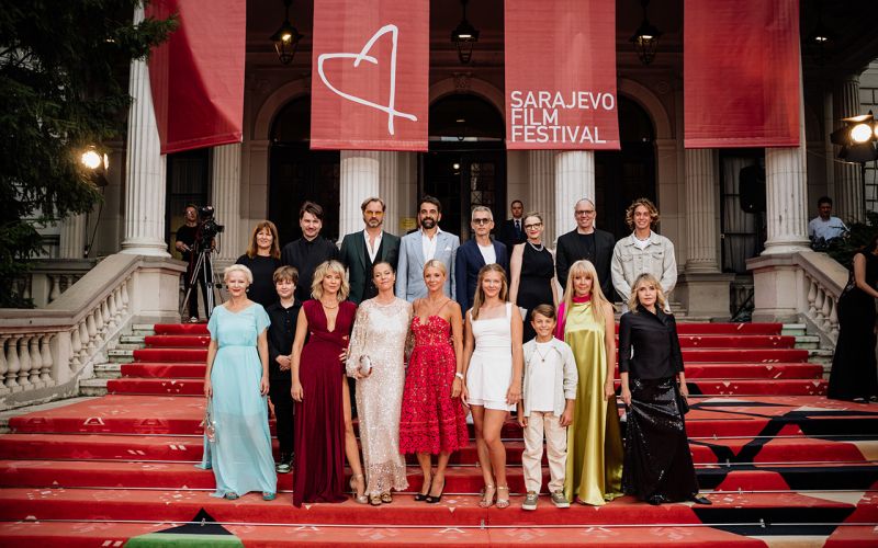 Belo se pere na devetdeset, premiera (1).jpg