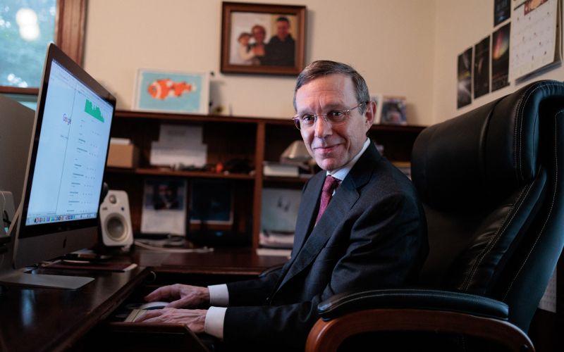 Harvardski astrofizik Avi Loeb trdi, da 3I/ATLAS kaže lastnosti, ki jih pri kometih še nismo opazili – od nenavadne svetlobe do izjemno natančne orbite.