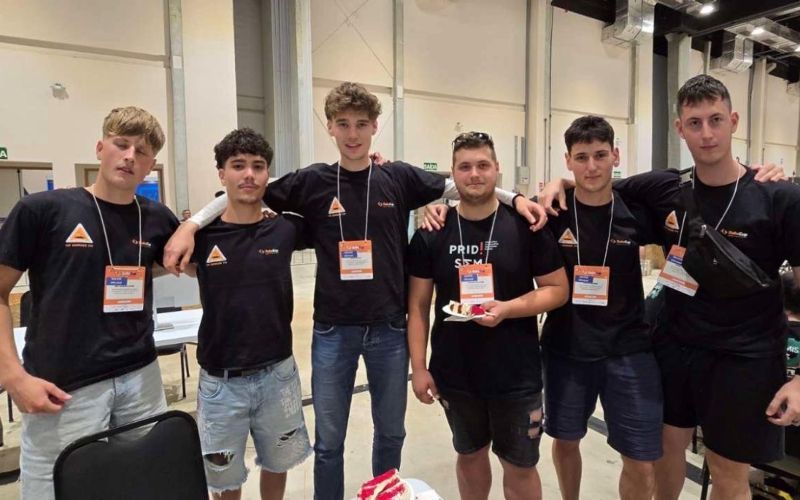 dijaki robot1 vodilna.jpg