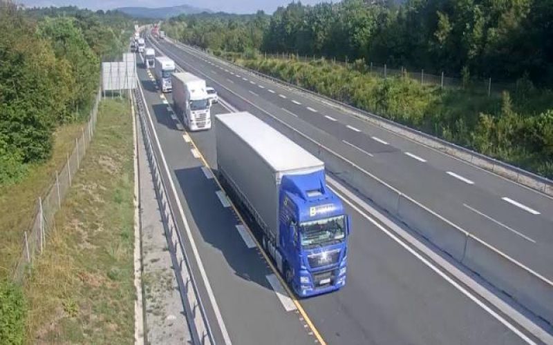 dane, primorska avtocesta, kolona tovornjakov.jpg