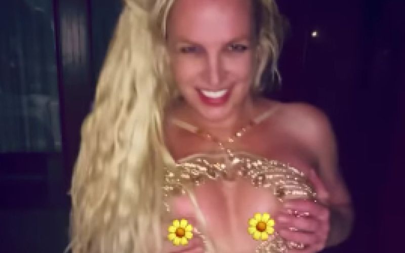 Britney Spears - Že nekaj tednov deli različne fotografije in videoposnetke, na njih pa pomankljivo