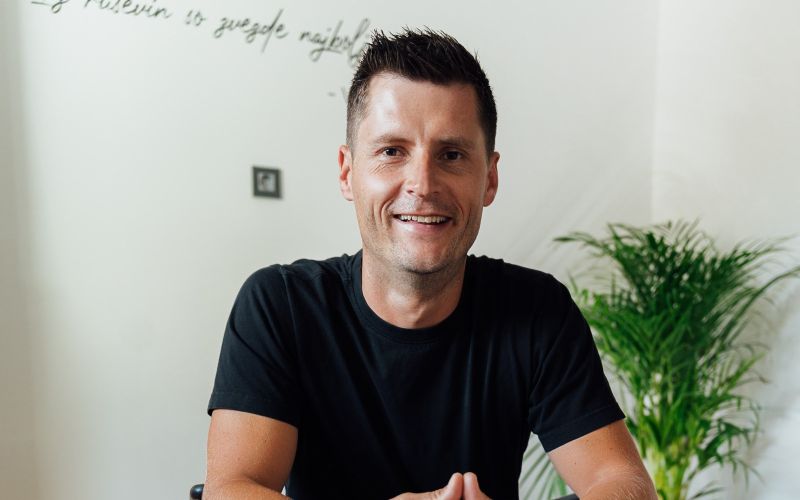 Diakon Matic Vidic bo na TV Veseljak Golica vodil dve novi oddaji: Smernik za smisel in Godovniki.